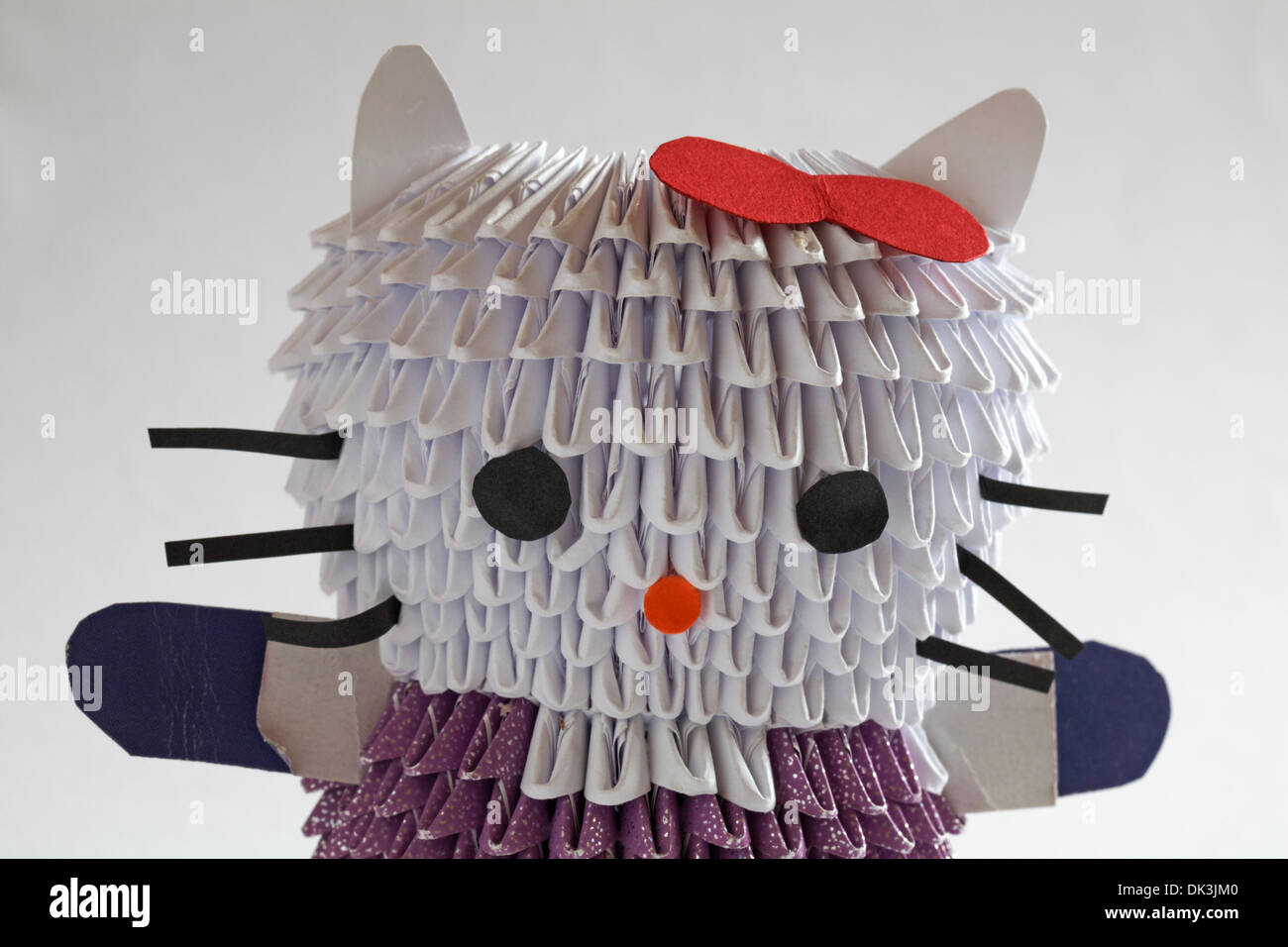 Origami Hello Kitty impostato su sfondo bianco Foto Stock