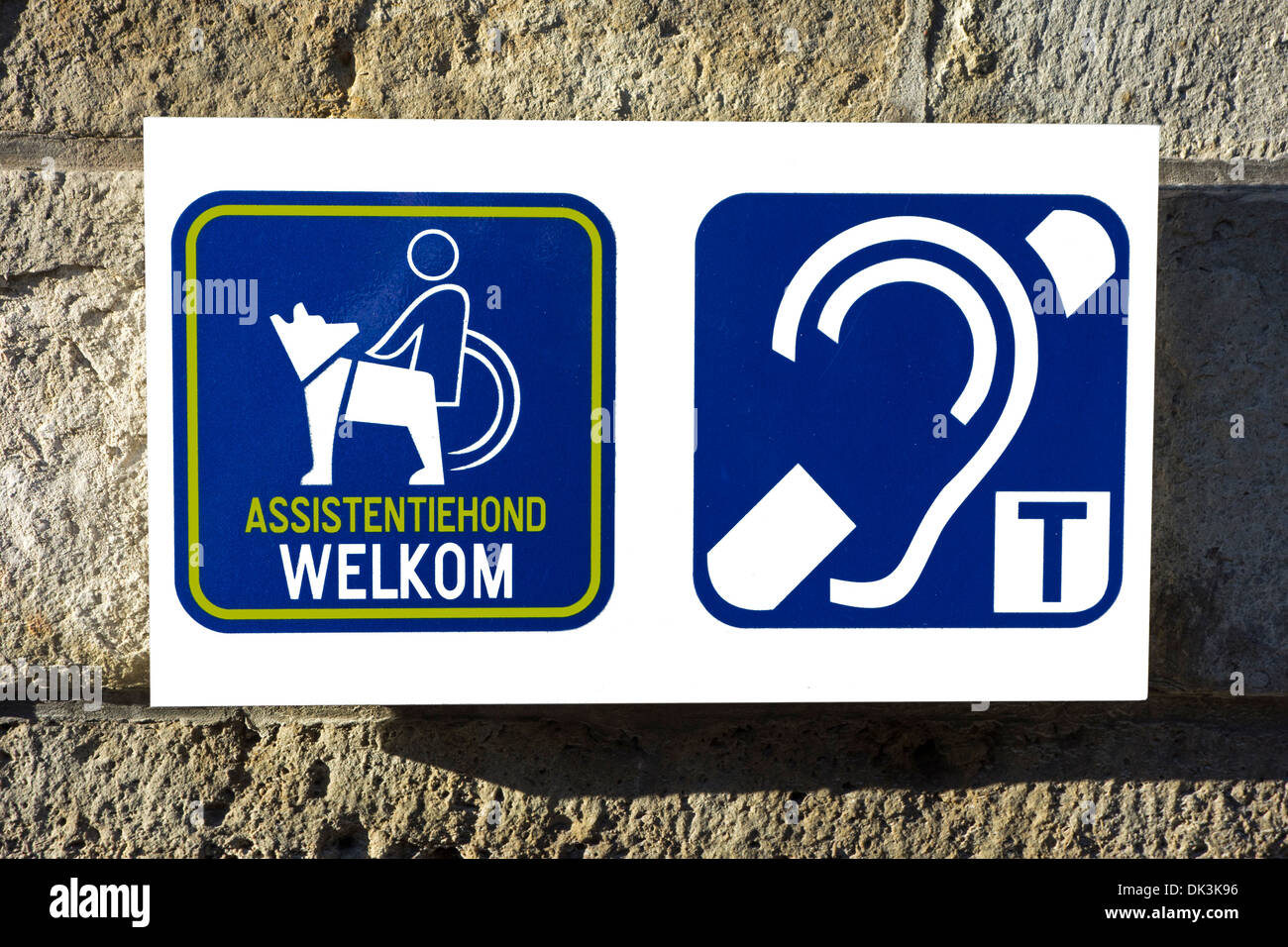 Pittogrammi accogliendo gli utilizzatori di sedie a rotelle con i cani di assistenza e non udenti per accedere edificio pubblico Foto Stock