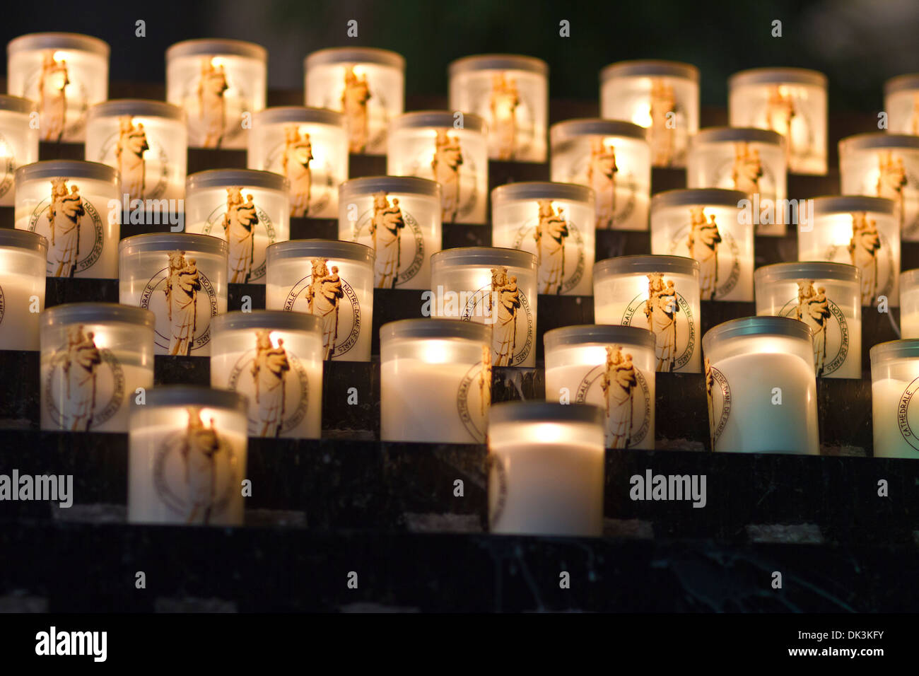 Candele accese nella cattedrale di Notre Dame - Candele accese nella  cattedrale di Notre Dame du Paris per la preghiera o Memorial Foto stock -  Alamy