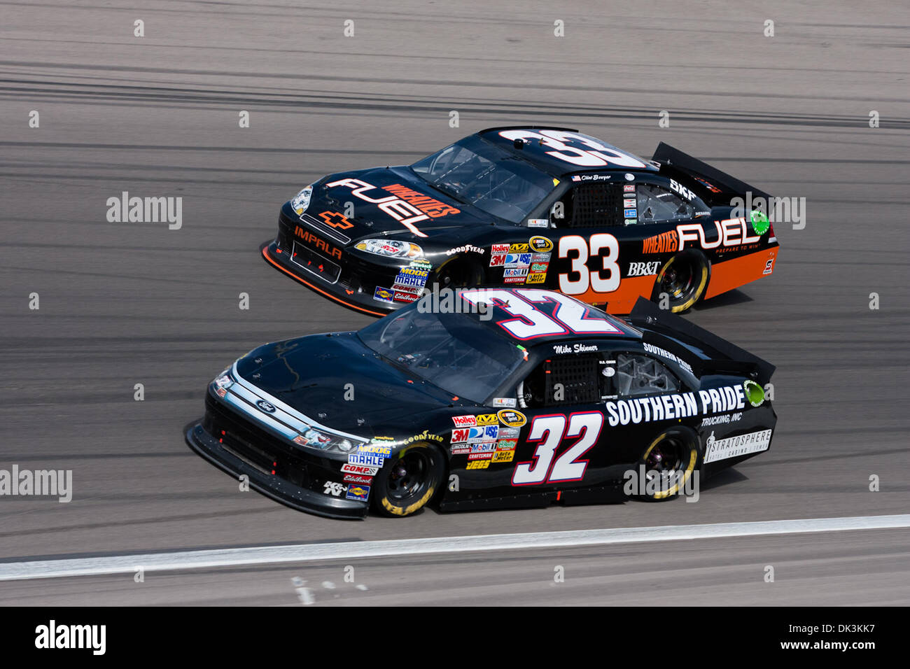 Mar 6, 2011 - Las Vegas, Nevada, Stati Uniti - Mike Skinner, driver della #32 orgoglio meridionale Autotrasporti Ford Fusion e Clint Bowyer, driver della #33 Carburante Wheaties Chevrolet Impala, la battaglia per la posizione durante l'azione di gara in NASCAR Sprint Cup Series Kobalt Tools 400 a Las Vegas Motor Speedway di Las Vegas, Nevada. (Credito Immagine: © Matt Gdowski/Southcreek globale/ZUMAPRESS.com) Foto Stock