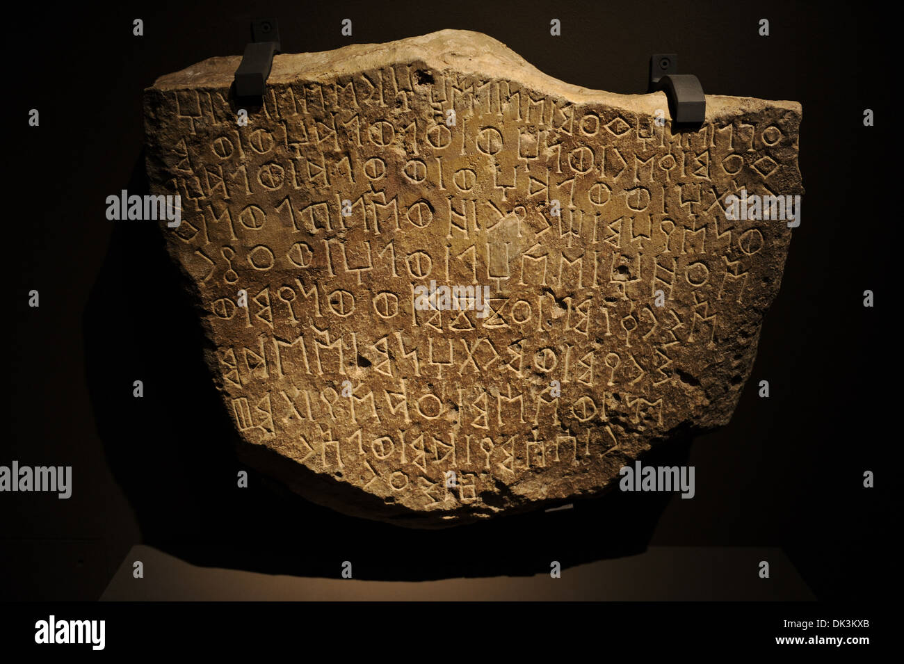 Pre-Islam. Stele funeraria con un vecchio South Arabian iscrizione. Fine millennio A.C.. Calcare. Qaryat al-FAW. Foto Stock
