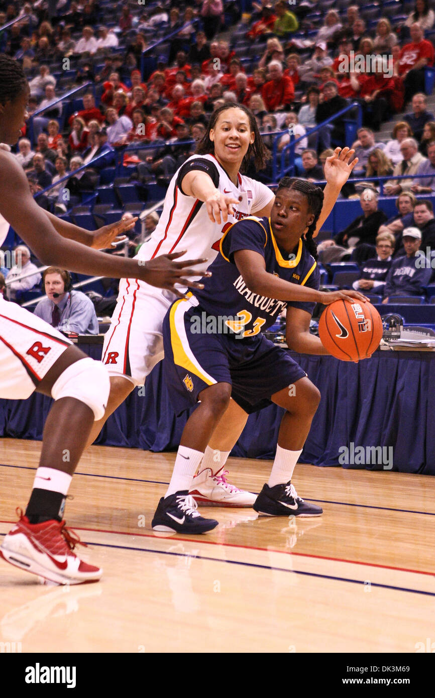 Mar 6, 2011 - Hartford, Connecticut, Stati Uniti d'America - Marquette Golden Eagles guard Tatiyiana McMorris (23) cerca un compagno di squadra a buttare la palla a durante la prima metà del gioco contro la Rutgers Scarlet Knights. Rutgers sconfitto Marquette 68 - 62. (Credito Immagine: © contrassegnare la casella/Southcreek globale/ZUMAPRESS.com) Foto Stock