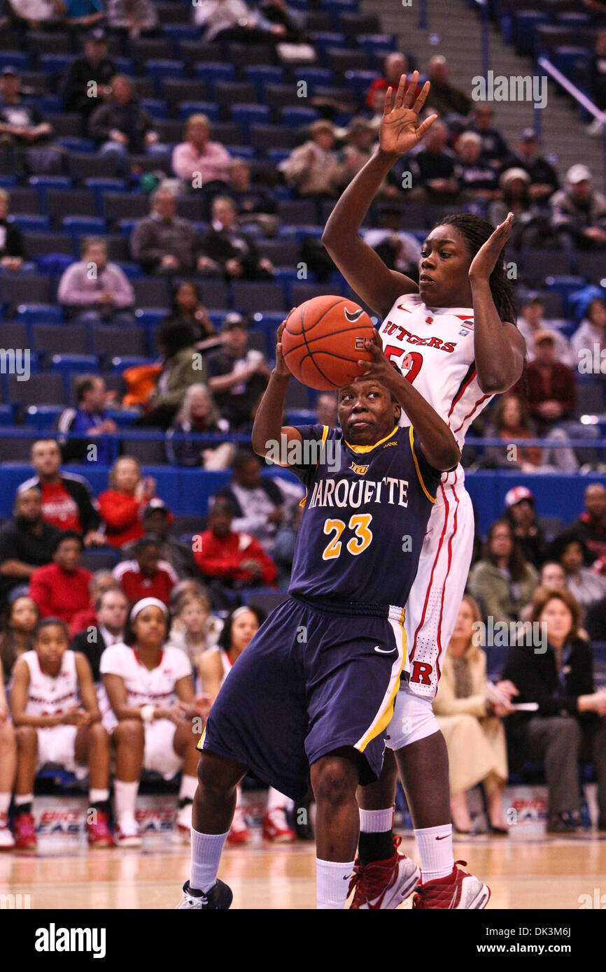 Mar 6, 2011 - Hartford, Connecticut, Stati Uniti d'America - Marquette Golden Eagles guard Tatiyiana McMorris (23) cerca di passare la palla durante la prima metà del gioco contro la Rutgers Scarlet Knights. Rutgers sconfitto Marquette 68 - 62. (Credito Immagine: © contrassegnare la casella/Southcreek globale/ZUMAPRESS.com) Foto Stock