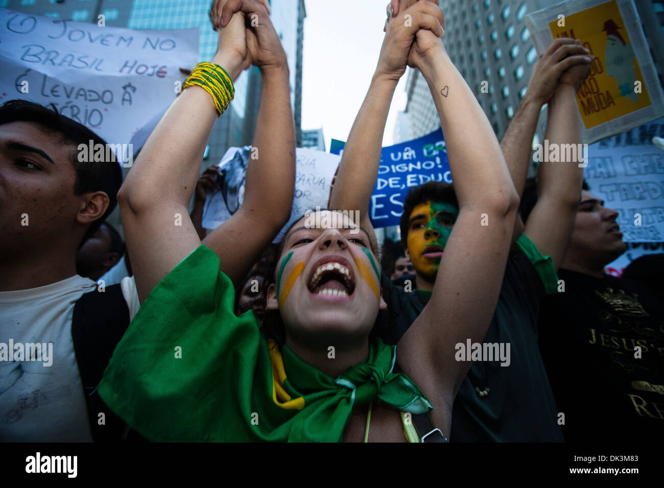 2013 proteste in Brasile, a Rio de Janeiro downtown, Giugno 20, 2013 giovani urlare parole contro il governo brasiliano attivismo Foto Stock