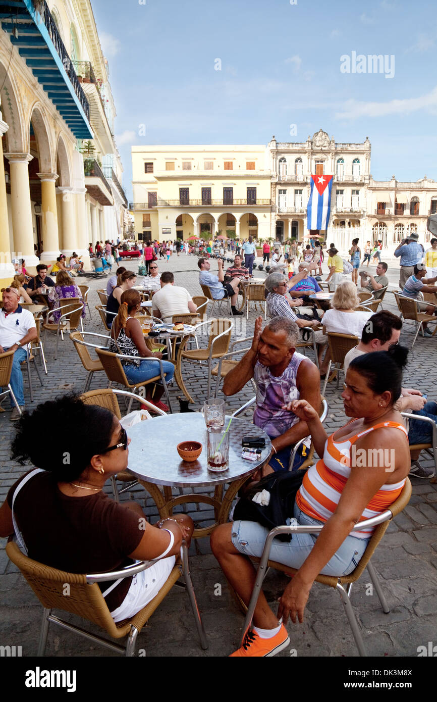 L'Avana, Cuba Plaza Vieja la gente seduta al bar ristoranti e caffetterie a pranzo, Cuba, Caraibi Foto Stock