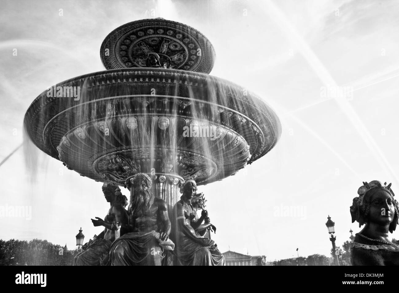 Fontana a Place de la Concorde in bianco e nero a lunga esposizione Foto Stock