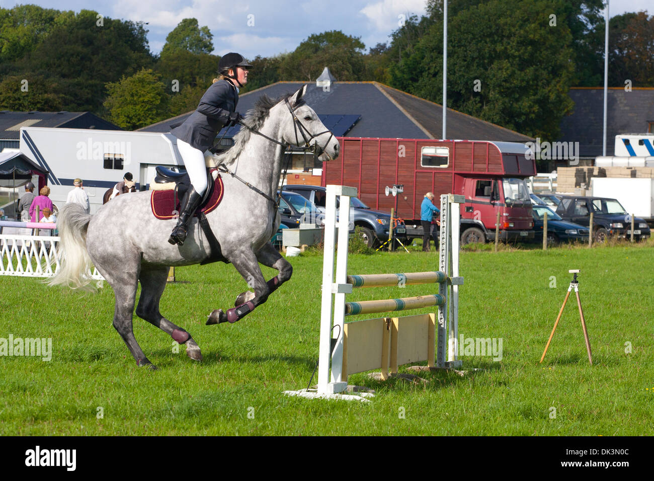 Horse Jumping eventing cross country sport equino jump visualizza fattoria rurale box grigio gymkhana Godshill Isle of Wight England Regno Unito Foto Stock