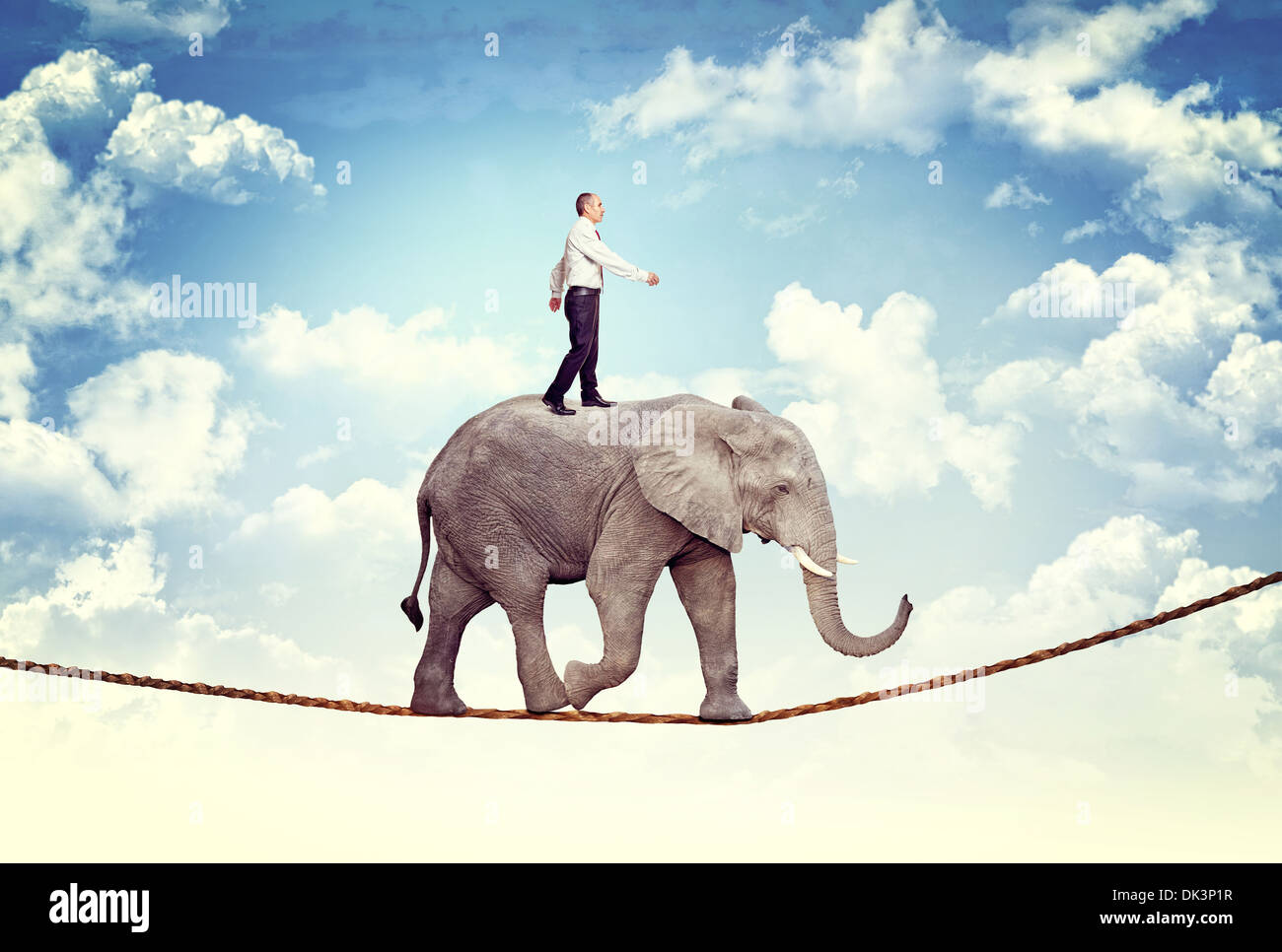 Imprenditore e elefante su corda Foto Stock