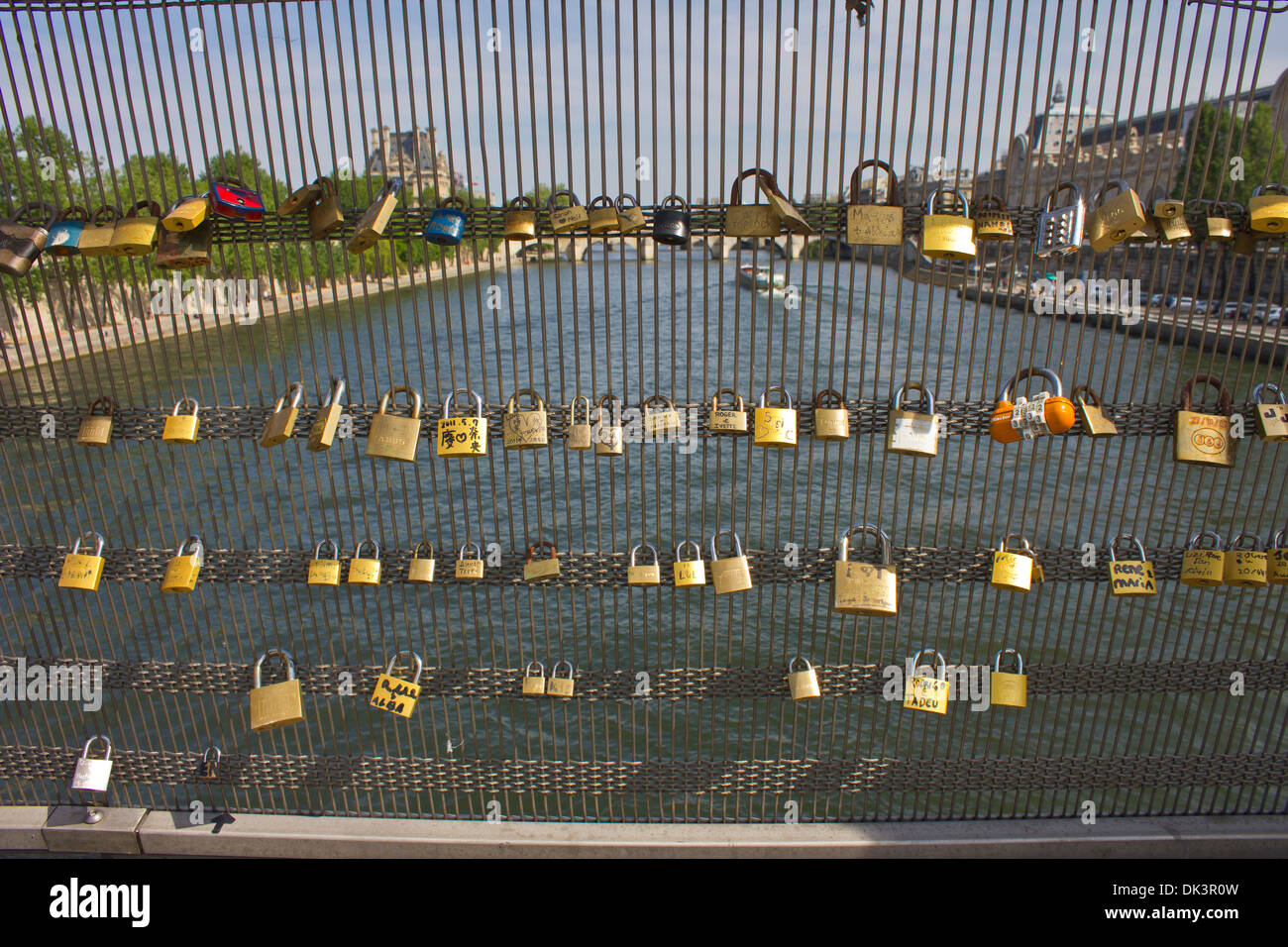 Una vista da Pont des Arts con serrature - Pont des Arts con molti lucchetti attaccati dalle coppie Foto Stock