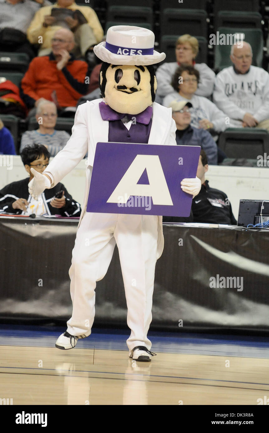 Mar 10, 2011 - San Carlo, Missouri, Stati Uniti - La Evansville Purple Aces mascotte esegue durante un time out al round di apertura del torneo di MVC. (Credito Immagine: © Richard Ulreich/Southcreek globale/ZUMApress.com) Foto Stock