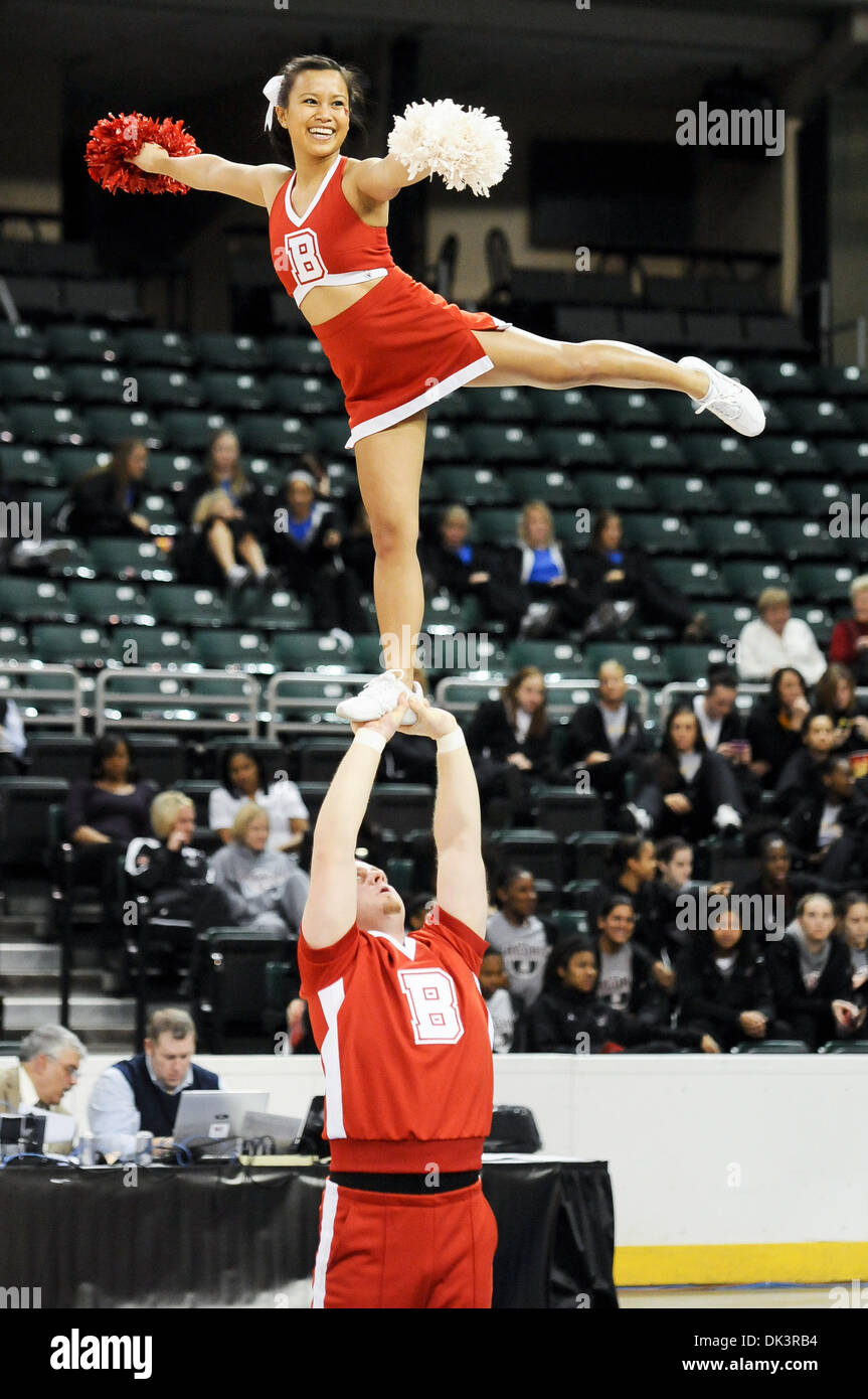 Mar 10, 2011 - San Carlo, Missouri, Stati Uniti - Bradley cheerleaders eseguire durante un periodo di tempo nella seconda metà del gioco di apertura del torneo di MVC. (Credito Immagine: © Richard Ulreich/Southcreek globale/ZUMApress.com) Foto Stock