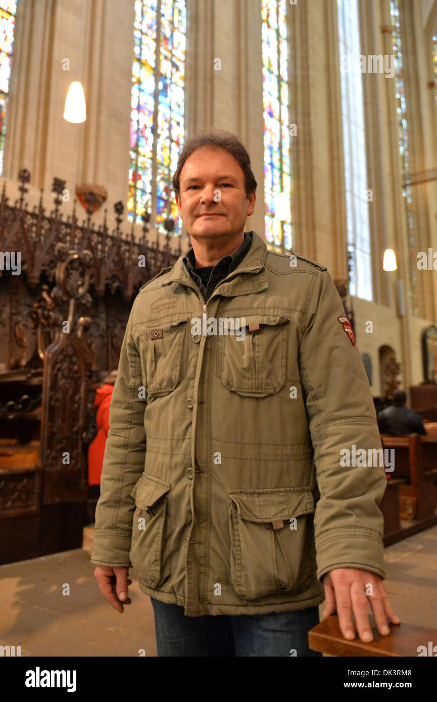 Erfurt, Germania. 27 Nov, 2013. Thomas Vetro, vetraio e restauratore nel laboratorio di vetro della Cattedrale di Erfurt, sorge nella camera altare della Cattedrale di Erfurt, Germania, 27 novembre 2013. Il restauro della Cattedrale di una finestra che è costituita da un centinaio di riquadri singolo dura circa due anni. Le finestre sono state realizzate negli anni tra il 1380 e il 1420. Foto: Marc Tirl/ZB/dpa/Alamy Live News Foto Stock