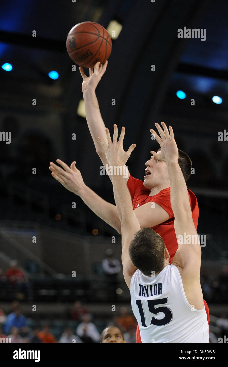 Mar 11, 2011 - Atlantic City, New Jersey, Stati Uniti - Volantini di Dayton in avanti/centro Kavanaugh opaco (35) spara su Xavier moschettieri avanti Andrew Taylor (15). In un campionato10 battaglia Dayton sconvolto #18 Xavier 68-67. In un gioco che viene giocato al Boardwalk Hall di Atlantic City, New Jersey (credito Immagine: © Mike McAtee/Southcreek globale/ZUMAPRESS.com) Foto Stock