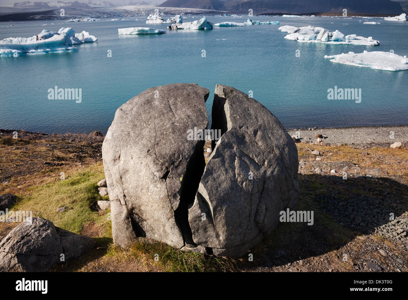 Split Rock e il Jokulsarlon laguna glaciale sul confine del Vatnajokull Parco Nazionale di Islanda Foto Stock