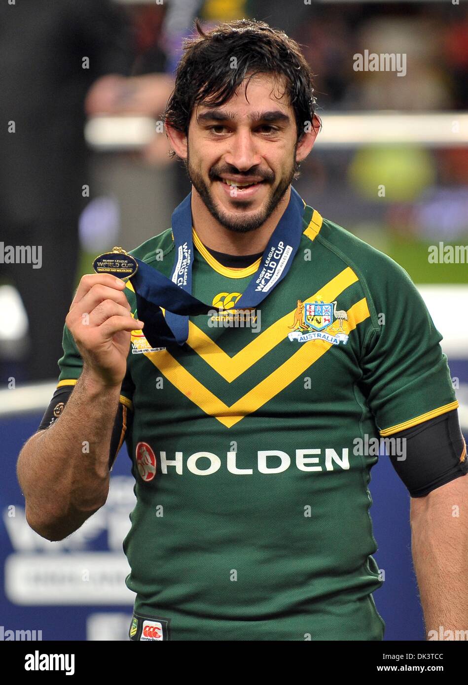 Manchester, Regno Unito. 1 dicembre, 2013. Uomo del match Johnathan Thurston (Australia) con la sua mamma medal - Nuova Zelanda v Australia - Rugby League World Cup Final - Old Trafford - Manchester - Regno Unito. Credito: Sport In immagini/Alamy Live News Foto Stock