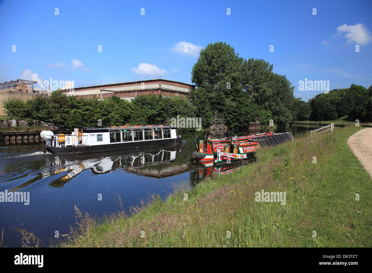 Barche sul fiume Weaver accanto alla Tata Chemicals Europe Sito e la Radlett sollevamento al Winnington, Northwich Foto Stock