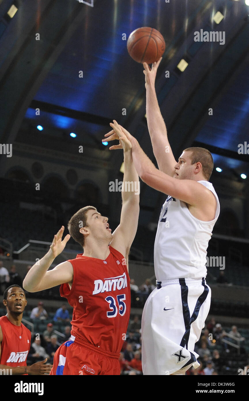 Mar 11, 2011 - Atlantic City, New Jersey, Stati Uniti - Xavier moschettieri guard Tu Holloway (52) germogli oltre Dayton Flyers avanti/centro Kavanaugh opaco (35). In un campionato10 battaglia conduce Dayton Xavier 36-27 a metà. In un gioco che viene giocato al Boardwalk Hall di Atlantic City, New Jersey (credito Immagine: © Mike McAtee/Southcreek globale/ZUMAPRESS.com) Foto Stock
