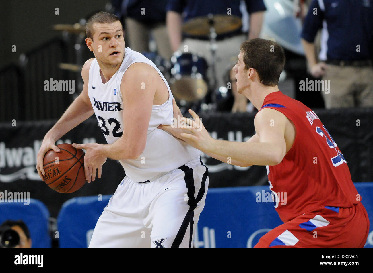Mar 11, 2011 - Atlantic City, New Jersey, Stati Uniti - Xavier moschettieri centro Kenny Frease (32) con la sfera essendo custodito da Dayton Flyers avanti/centro Kavanaugh opaco (35). In un campionato10 battaglia Dayton sconvolto #18 Xavier 68-67. In un gioco che viene giocato al Boardwalk Hall di Atlantic City, New Jersey (credito Immagine: © Mike McAtee/Southcreek globale/ZUMAPRESS.com) Foto Stock