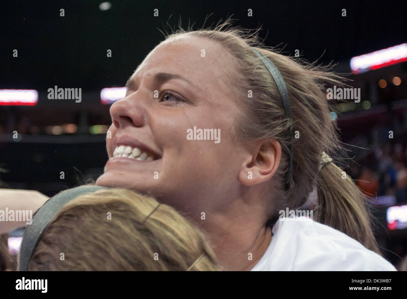 Il 12 marzo, 2011 - Cleveland, Ohio, Stati Uniti - Bowling Green guard senior Tracy Ponzio (5) con le lacrime agli occhi come la celebra i falchi 51-46 la vittoria contro il Michigan orientale aquile di vincere il torneo di MAC a dall'Arena Quicken Loans. (Credito Immagine: © Frank Jansky/Southcreek globale/ZUMAPRESS.com) Foto Stock