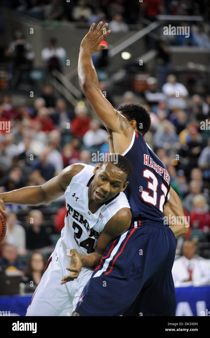 Il 12 marzo, 2011 - Atlantic City, New Jersey, Stati Uniti - Tempio di gufi avanti Lavoy Allen (24) trascina intorno a Richmond ragni avanti Justin Harper (32). In un campionato10 battaglia Richmond Tempio sconvolge da 58 a 54. In un gioco che viene giocato al Boardwalk Hall di Atlantic City, New Jersey (credito Immagine: © Mike McAtee/Southcreek globale/ZUMAPRESS.com) Foto Stock