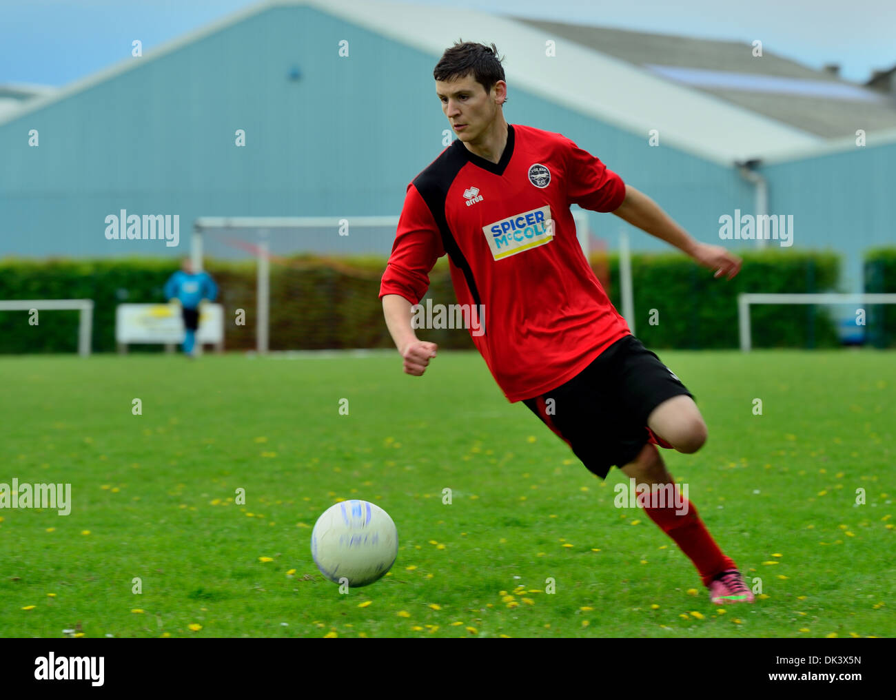 Il calcio in esecuzione di riscontro con sfera a Foxash football club,Lawford,Essex, Regno Unito Foto Stock
