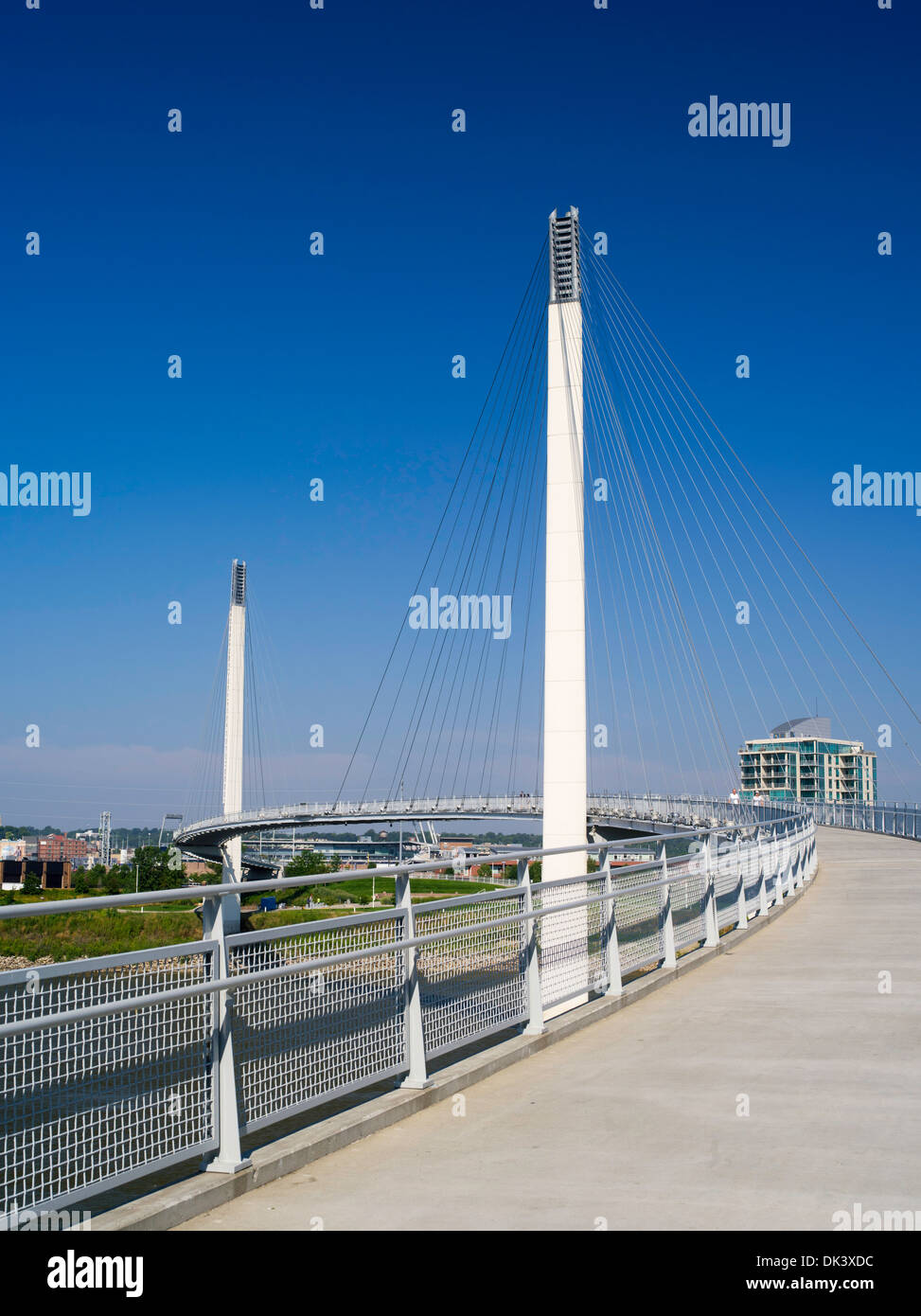 Vista del Bob Kerrey Bridge e il fiume Missouri, guardando ad ovest verso Omaha, Nebraska dal Council Bluffs, Iowa. Foto Stock