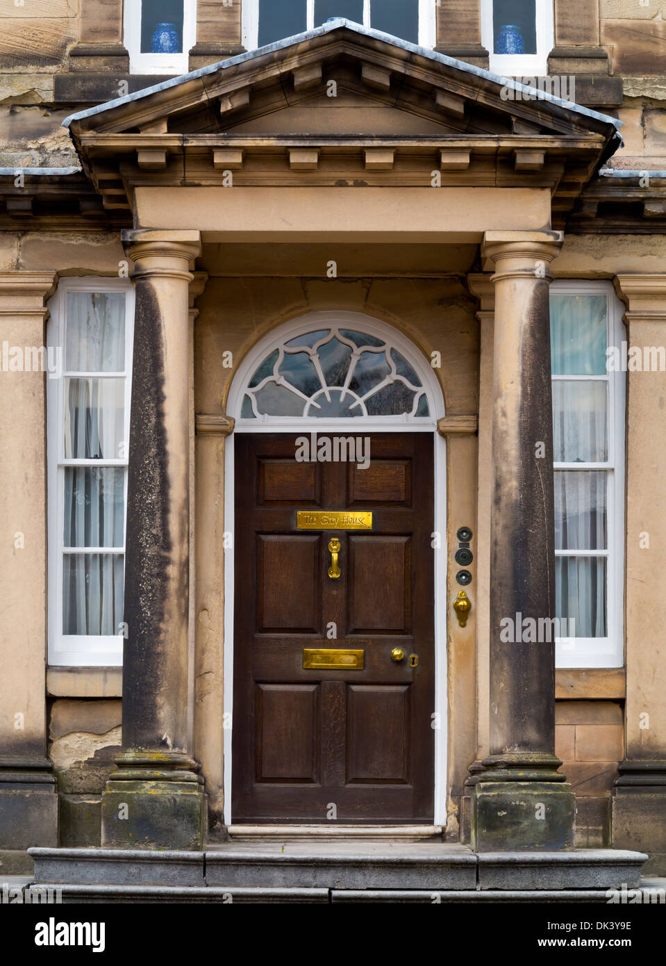 Dettaglio della porta con portico e colonne di pietra su edificio Georgiano in Ashbourne Derbyshire Dales Peak District Inghilterra REGNO UNITO Foto Stock