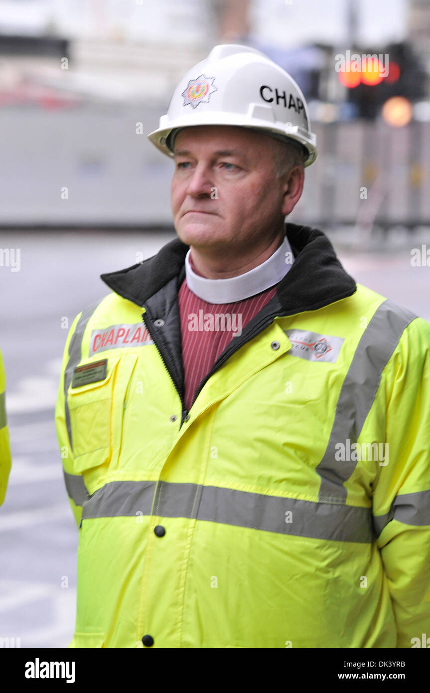 Glasgow, Regno Unito. 2° dic, 2013. Il reverendo Gordon Armstrong con l Arcivescovo di Glasgow, Philip Tartaglia, tours la scena dei bar Clutha Elicottero incidente in Glasgow. Servizi di emergenza continuano la loro ricerca e operazione di salvataggio presso il Bar Clutha a Glasgow, dove un elicottero della polizia si è schiantato il venerdì notte. Nove persone sono morti accertati. Credito: Andrew Steven Graham/Alamy Live News Foto Stock