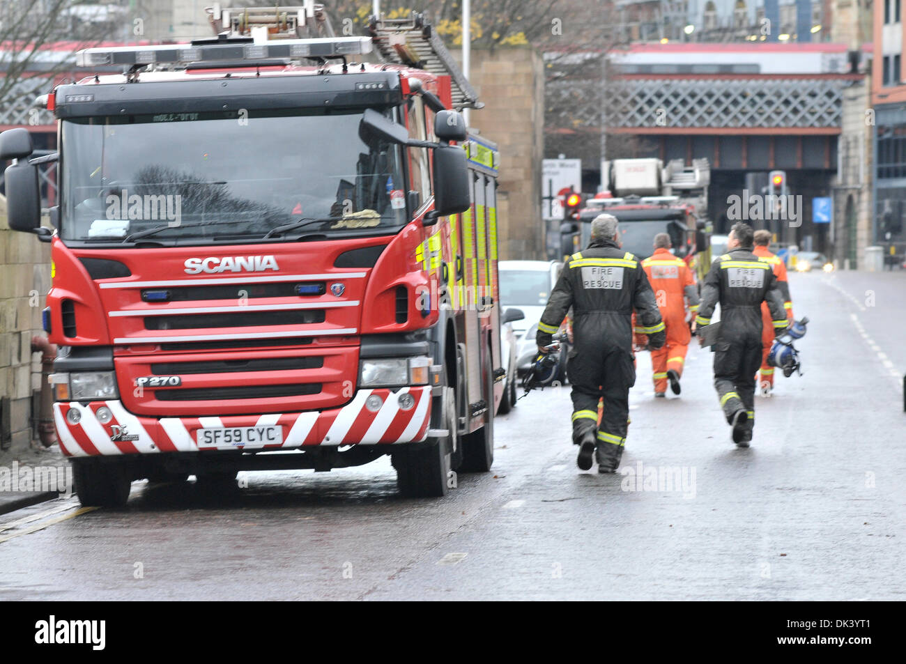 Due vigili del fuoco cammina verso un grave incidente a Glasgow, Scotland, Regno Unito. Foto Stock