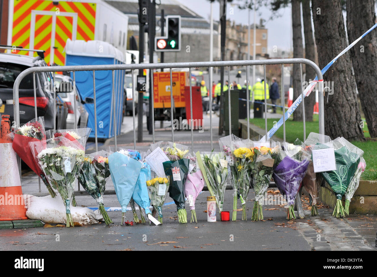 Glasgow, Regno Unito. 2° dic, 2013. Persone fiori laici come un omaggio. Servizi di emergenza continuano la loro ricerca e operazione di salvataggio presso il Bar Clutha a Glasgow, dove un elicottero della polizia si è schiantato il venerdì notte. Nove persone sono morti accertati. Credito: Andrew Steven Graham/Alamy Live News Foto Stock