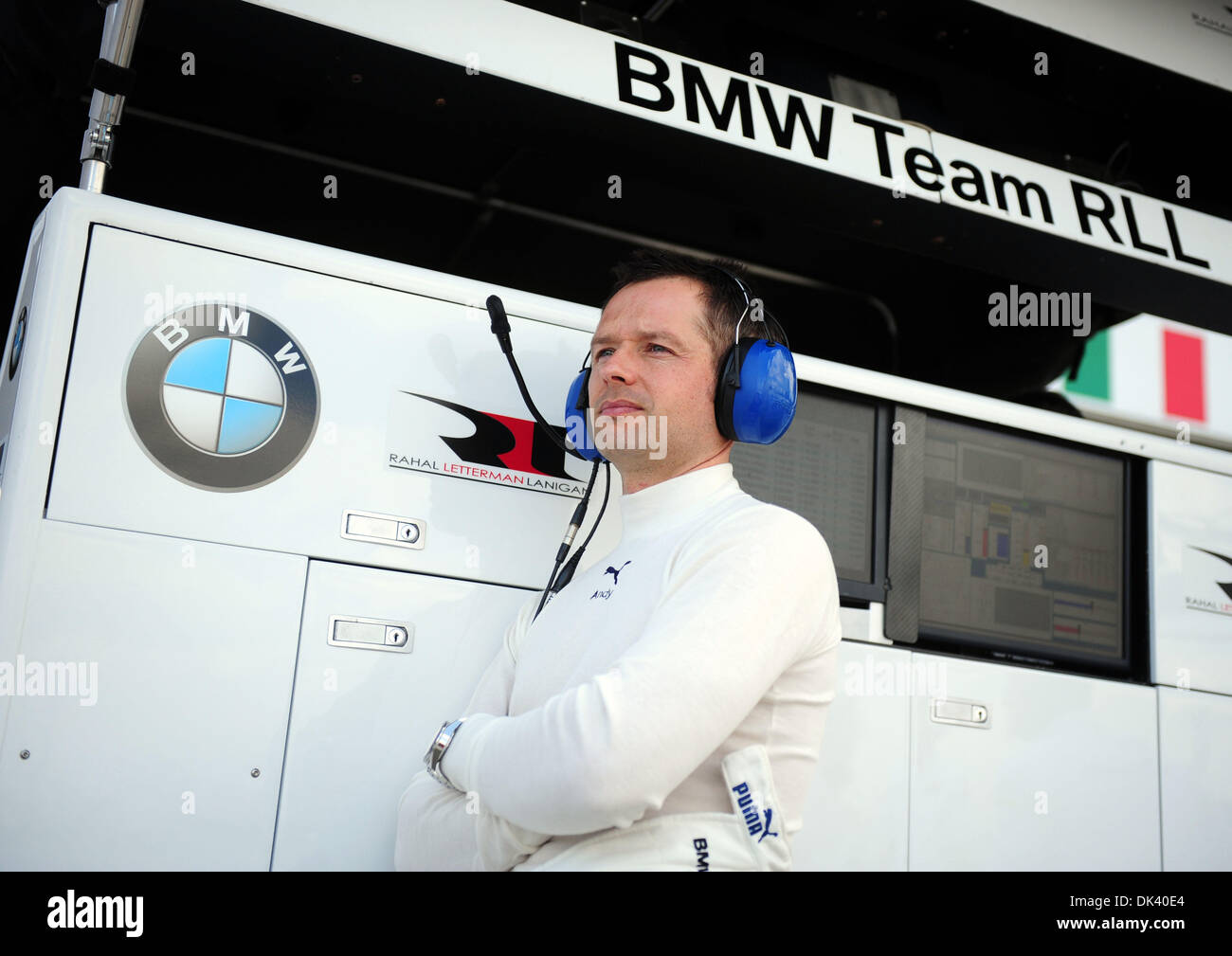 Mar 15, 2011 - Sebring, Florida, Stati Uniti - Driver BMW Andy Priaulx, dell'Inghilterra, guarda su durante il test per la 12 Ore di Sebring. (Credito Immagine: © Rainier Ehrhardt/ZUMAPRESS.com) Foto Stock