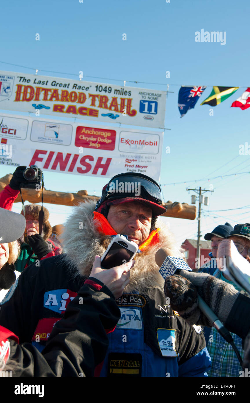 Mar 16, 2011 - Nome, Alaska, Stati Uniti - 4-tempo Iditarod vincitore MARTIN BUSER al traguardo nel nome, Alaska Iditarod 2011. Buser ha preso diciottesimo posto alla gara di quest'anno. (Credito Immagine: © Ron Levy/ZUMAPRESS.com) Foto Stock