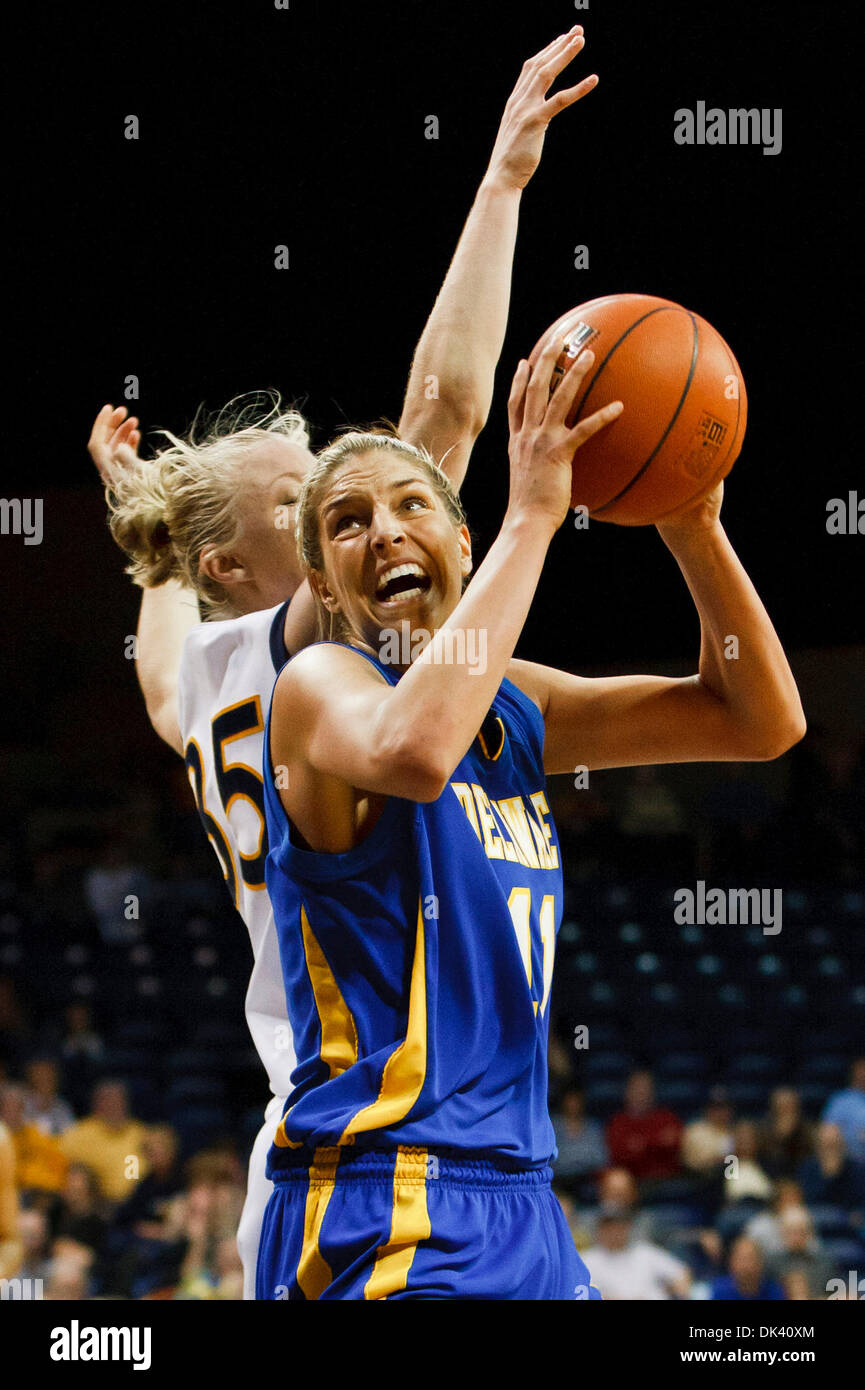 Mar 16, 2011 - Toledo, Ohio, Stati Uniti - Delaware avanti Elena delle donne (#11) rigidi per il cesto contro Toledo guard Haylie Linn (#35) durante la seconda metà di azione di gioco. Il Toledo Rockets, della Conferenza Mid-American, sconfitto il Delaware Blue galline, del Colonial Athletic Association, 58-55 nel primo round di gioco il 2011 donne nazionale del torneo Invitational essendo pl Foto Stock