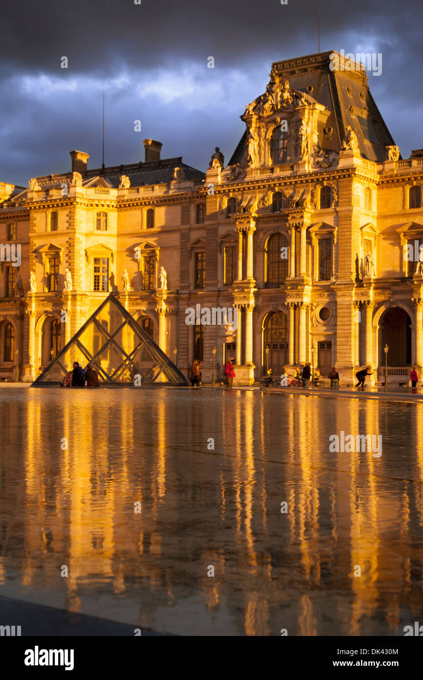 La luce del sole e riflessioni a Musse du Louvre, Parigi Francia Foto Stock
