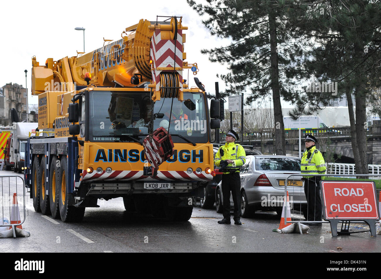 Glasgow, Regno Unito. 2° dic, 2013. Servizi di emergenza continuano la loro ricerca e operazione di salvataggio presso il Bar Clutha a Glasgow, dove un elicottero della polizia si è schiantato il venerdì notte. Nove persone sono morti accertati. Credito: Andrew Steven Graham/Alamy Live News Foto Stock