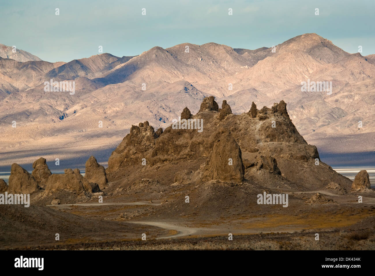 Il tufo formazioni rocciose a Trona Pinnacles, California Foto Stock