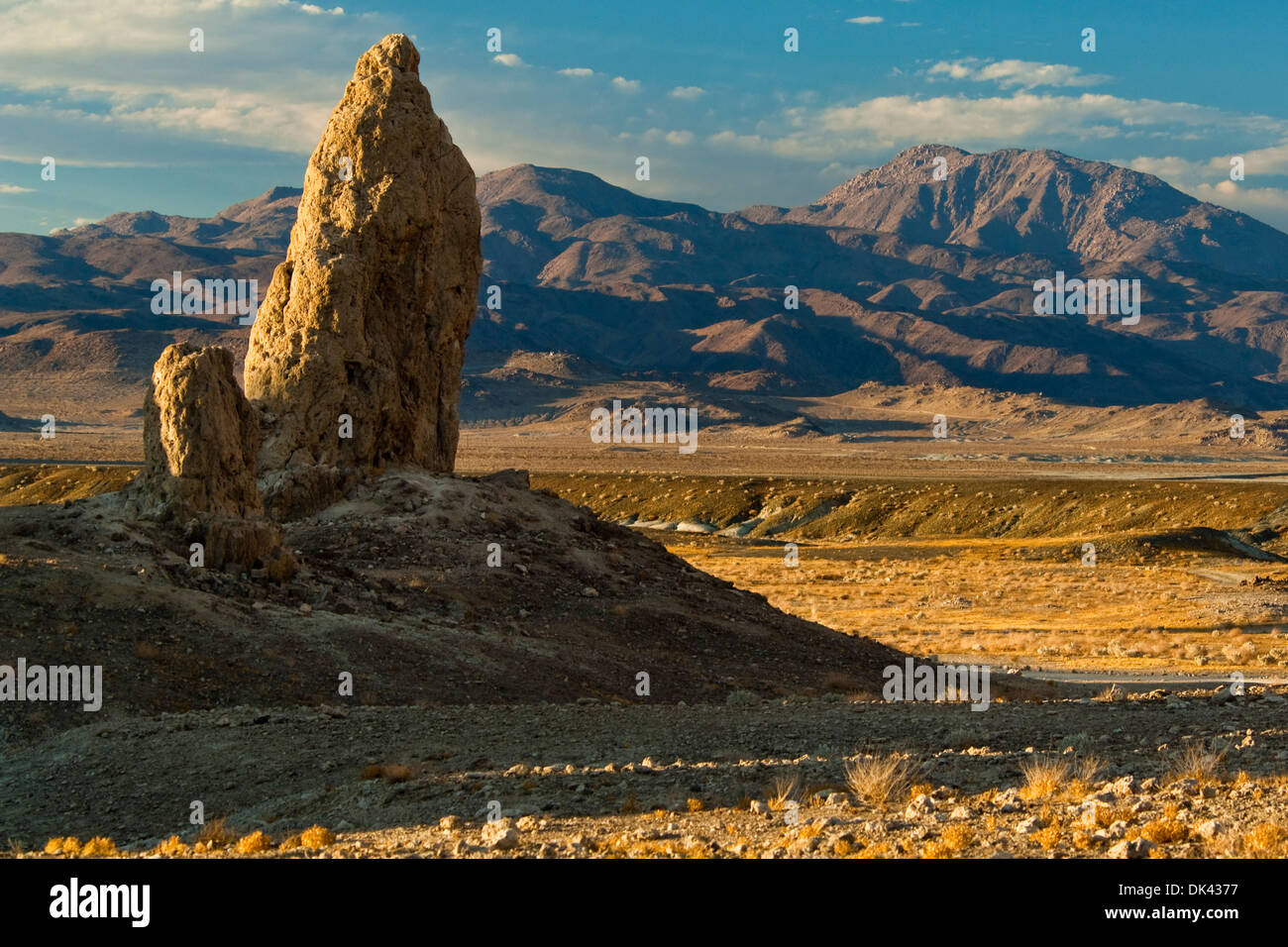 Il tufo formazioni rocciose a Trona Pinnacles, California Foto Stock
