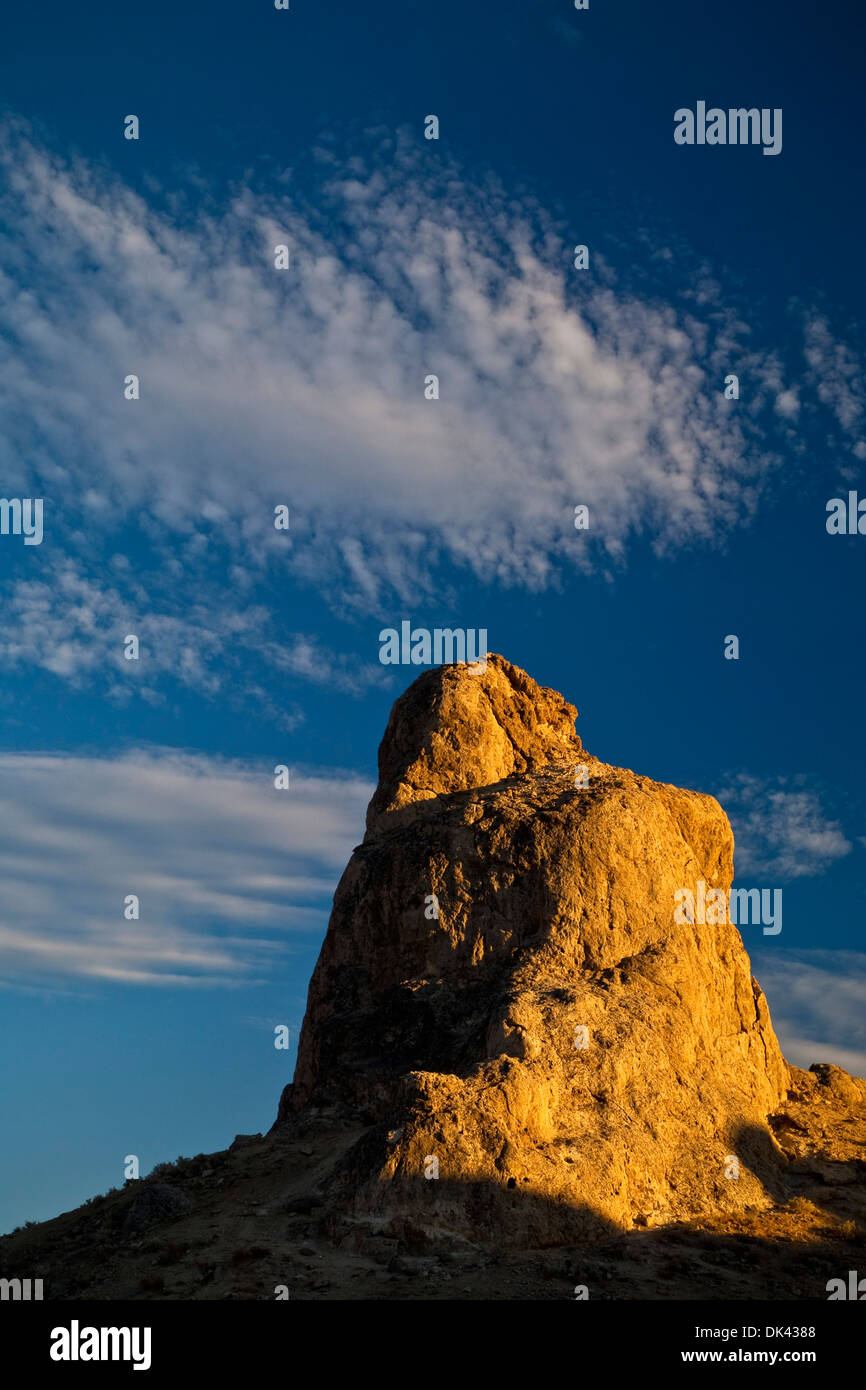 La luce del tramonto sul tufo formazioni rocciose a Trona Pinnacles, California Foto Stock