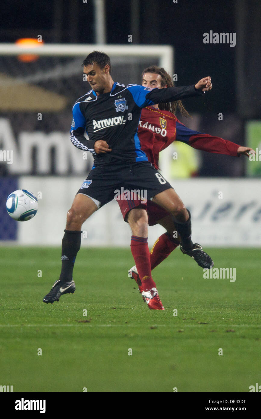 Mar 19, 2011 - Santa Clara, California, Stati Uniti - San Jose terremoti in avanti Chris Wondolowski (8) e REAL Salt Lake centrocampista Kyle Beckerman (5) scontro su una sfera allentati durante il match di MLS tra il San Jose terremoti e REAL Salt Lake a Buck Shaw Stadium di Santa Clara, CA. Real Salt Lake ha prevalso 1-0 in una pioggia-imbevuta corrispondono. (Credito Immagine: © Matt Cohen/Southcreek Global Foto Stock