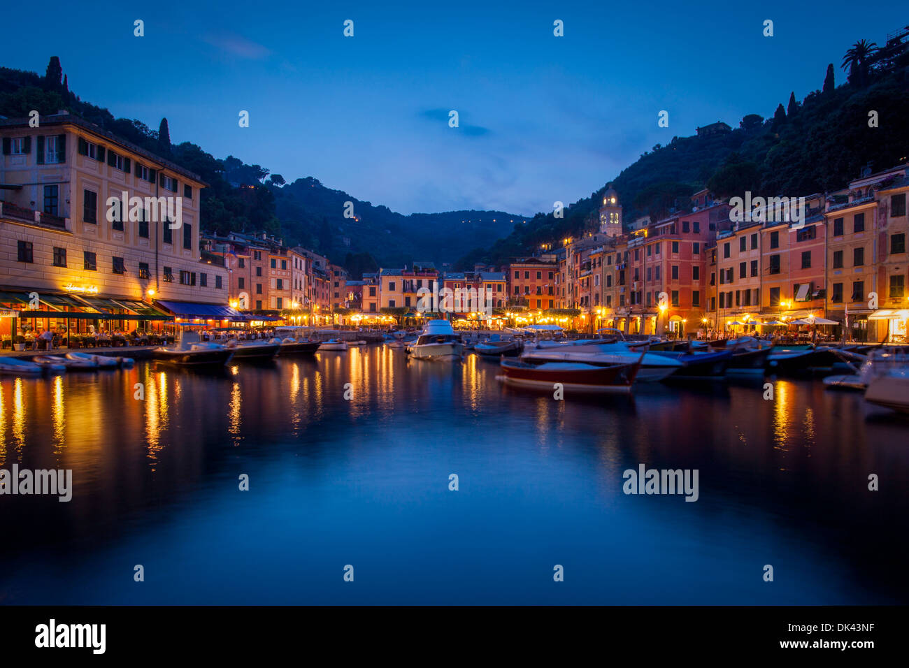 Twilight oltre il Seaport Village di Portofino Liguria Italia Foto Stock