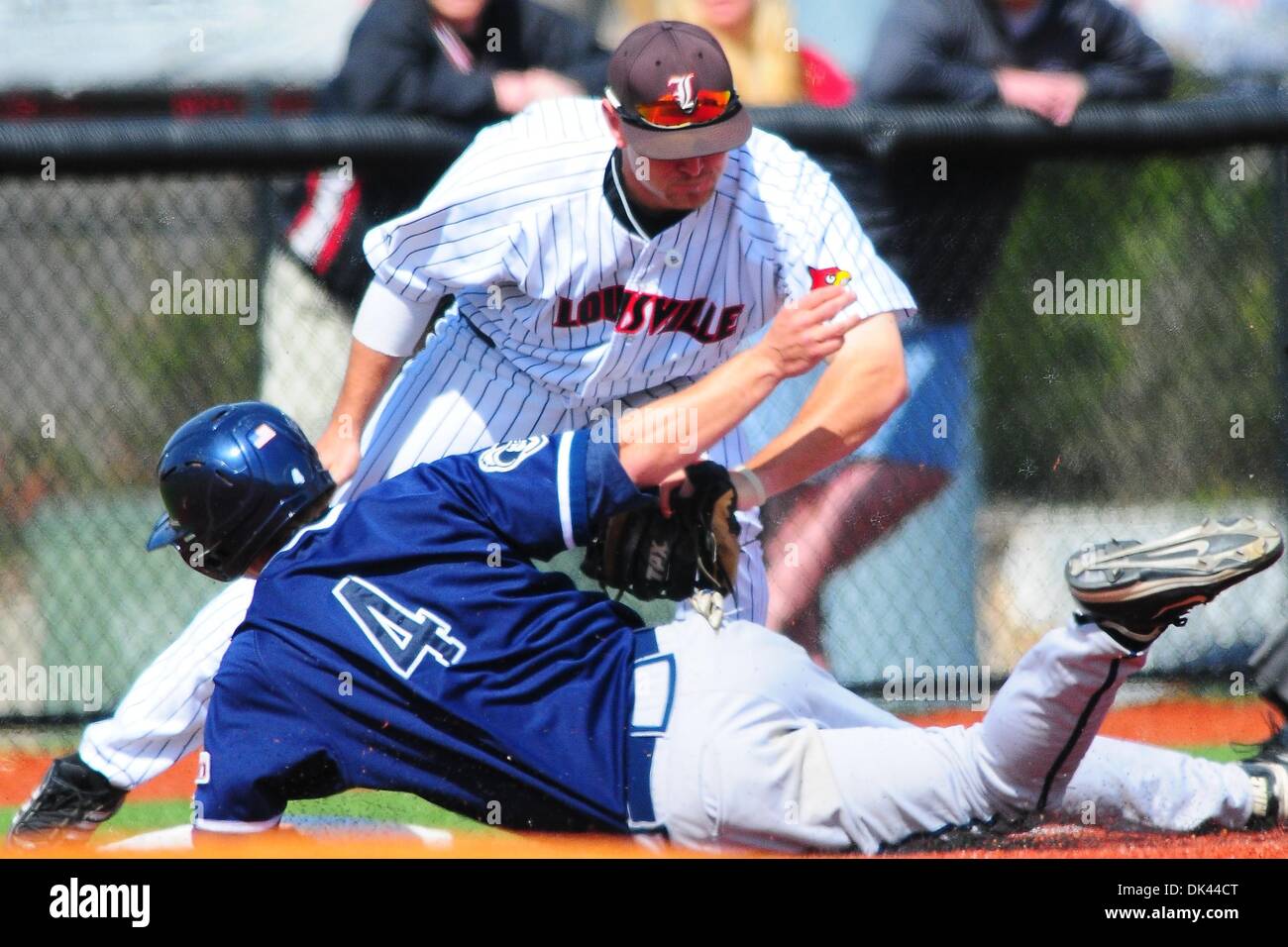 Mar 19, 2011 - Louisville, Kentucky, Stati Uniti - Louisville Cardinali terzo basemen (25) Cadei Stalings tag out Xavier moschettieri (4) Giovanni McCambridge come egli tenta di rubare la terza. Div. 1 NCAA baseball gioco tra i cardinali di Louisville e Xavier moschettieri al Jim Patterson Stadium di Louisville, KY. (19) Louisville Cardinali sconfitto il Saverio moschettieri 3-0. (Credito Foto Stock