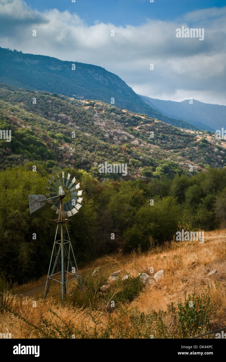 Mulino a vento nelle colline di seguito re minerali, Tulare County, California Foto Stock