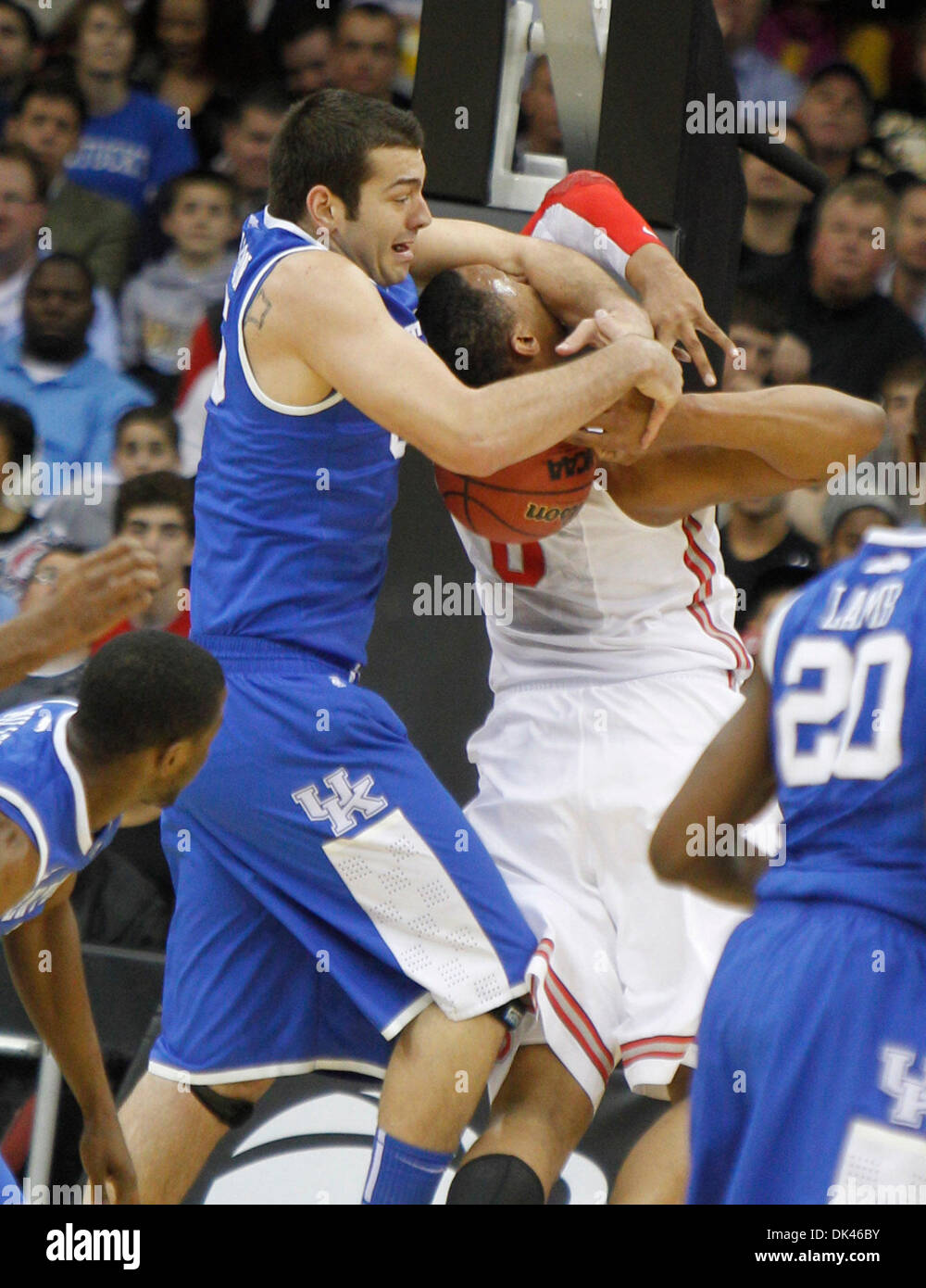 Mar 25, 2011 - Lexington, KY - UK Josh Harrellson, sinistra, legato OSU di Jared Sullinger sotto l'OSU cestello nella prima metà del Kentucky vs. Ohio State NCAA East Regional gioco di basket su Venerdì, Marzo 25, 2011 a Prudential Center a Newark, N.J. Foto di David Perry | personale (credito Immagine: © Lexington Herald-Leader/ZUMAPRESS.com) Foto Stock