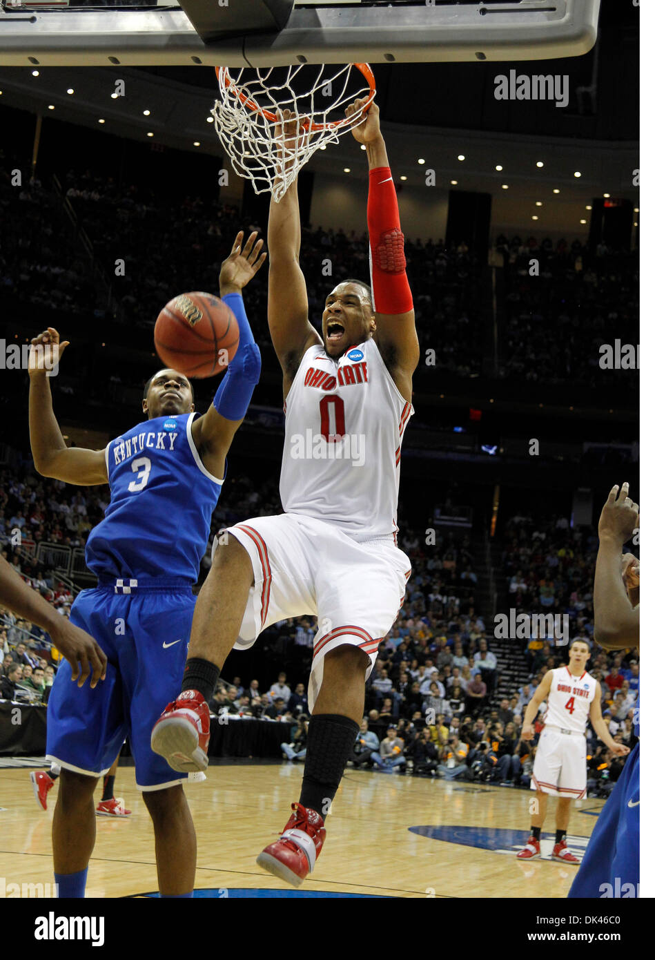 Mar 25, 2011 - Lexington, KY - OSU di Jared Sullinger (0) inzuppati nel corso del Regno Unito Terrence Jones (3) nella prima metà del Kentucky vs. Ohio State NCAA East Regional gioco di basket su Venerdì, Marzo 25, 2011 a Prudential Center a Newark, N.J. Foto di David Perry | personale (credito Immagine: © Lexington Herald-Leader/ZUMAPRESS.com) Foto Stock