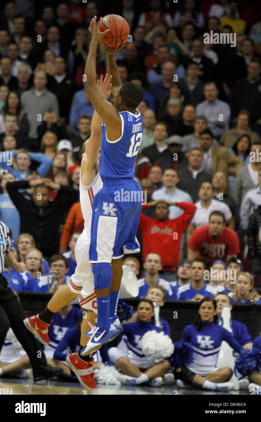 Mar 25, 2011 - Lexington, KY - UK Brandon Knight (12) reso il gioco-colpo vincente su OSU's Aaron Craft in scemando secondi per rendere il cliente 62-60 per un Kentucky vincere nel Kentucky vs. Ohio State NCAA East Regional gioco di basket su Venerdì, Marzo 25, 2011 a Prudential Center a Newark, N.J. Foto di Davi Foto Stock