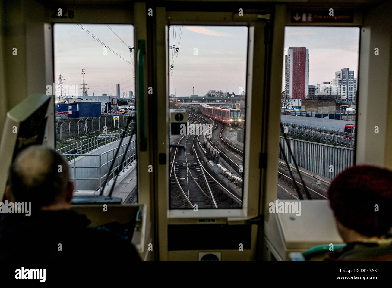Vista dalla cabina del conducente di un treno sulla Docklands Railway Foto Stock