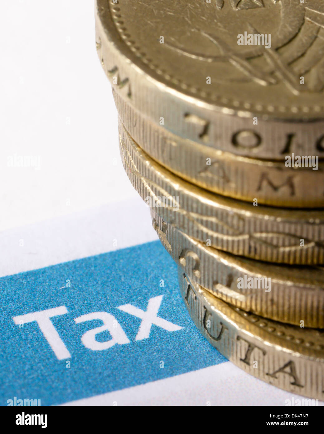 Una pila di una sterlina monete su una voce in un Regno Unito sotto forma di imposta Foto Stock