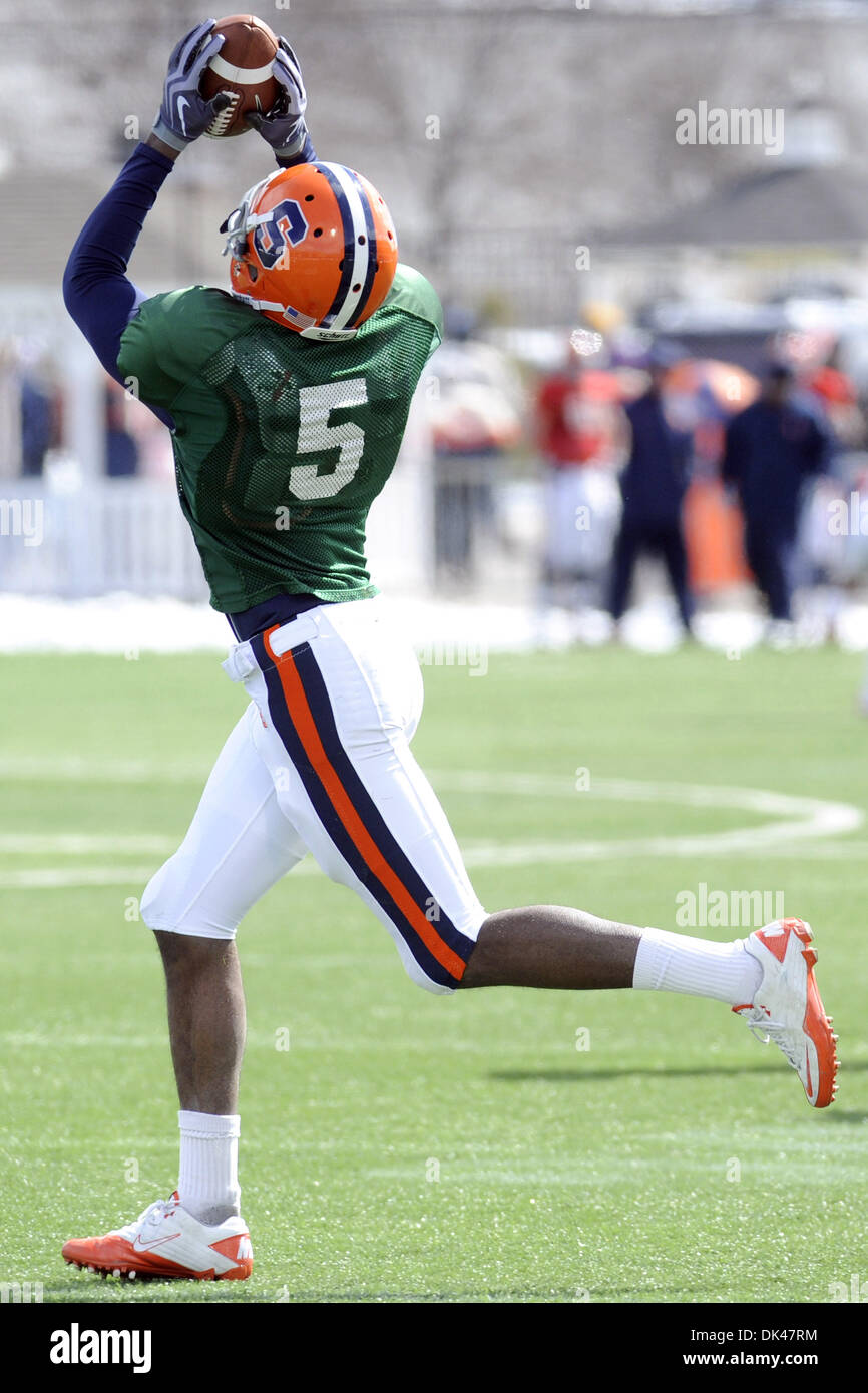 Mar 26, 2011 - Rochester, New York, Stati Uniti d'America - Siracusa Orange wide receiver Marcus vendite (5) le catture di un passaggio durante esercitazioni offensive come Siracusa squadra di gioco del calcio ha ospitato una molla speciale scrimmage a Sahlen's Stadium a Rochester, New York. (Credito Immagine: © Michael Johnson/Southcreek globale/ZUMAPRESS.com) Foto Stock