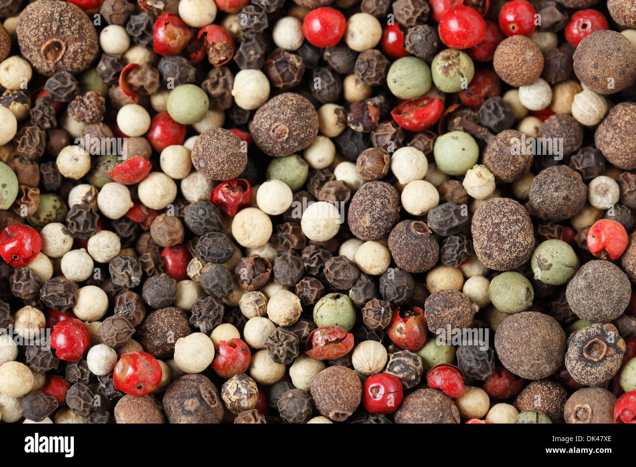 Una miscela di diversi tipi di grani di pepe, compreso il nero, bianco, verde, grigio, rosa e pepe giamaicano - o di pepe della Giamaica. Foto Stock