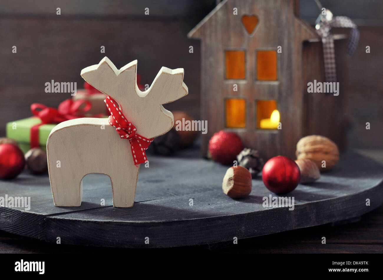 Decorazione di Natale in forma di elk con la lanterna su sfondo di legno Foto Stock